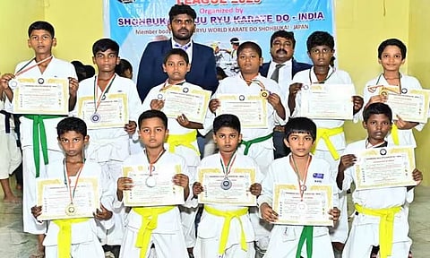 பீரிமியர் லீக் கராத்தே போட்டி:சாத்தான்குளம் பள்ளி மாணவர்கள் சாதனை