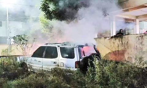 குப்பைகளை எரிக்கும்போது கார் தீப்பிடித்து எரிந்ததால் பரபரப்பு
