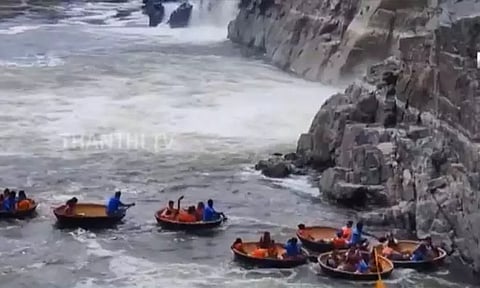 ஒகேனக்கல் காவிரி ஆற்றில் குறைந்த நீர்வரத்து... குளிக்கவும் பரிசல் இயக்கவும் அனுமதி - சுற்றுலாப் பயணிகள் மகிழ்ச்சி