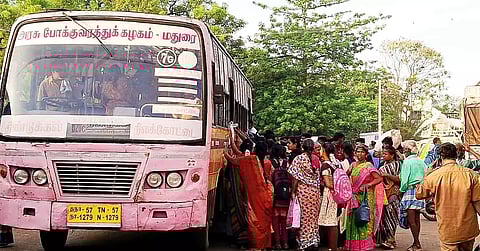போதிய பஸ் வசதி இல்லாததால் மாணவர்கள் பரிதவிப்பு
