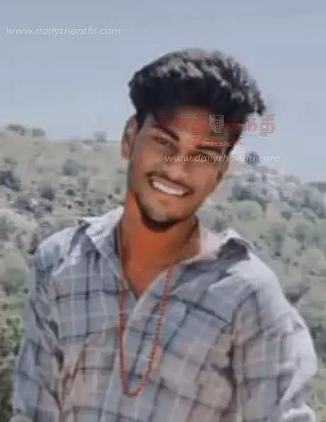 வேன் மீது மோட்டார்சைக்கிள் மோதி கல்லூரி மாணவர் பலி