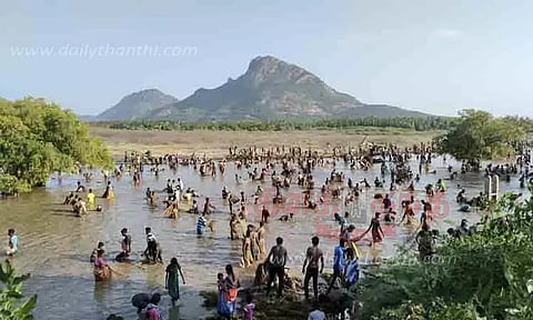 கண்மாயில் களைகட்டிய மீன்பிடி திருவிழா