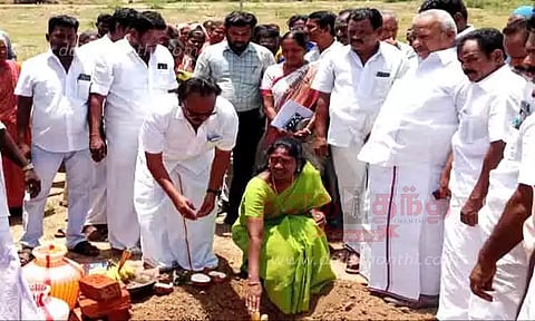 ரூ.12 லட்சத்தில் பஸ் நிறுத்தம் கட்டும் பணி