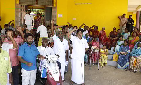 நலத்திட்டங்கள் பெற அலைக்கழிப்பு; தேனி கலெக்டர் அலுவலகத்தில் மாற்றுத்திறனாளிகள் போராட்டம்