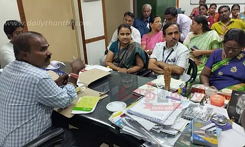 மாணவர்களிடம் கல்வி கட்டணம் கேட்டு தொந்தரவு செய்யக்கூடாது