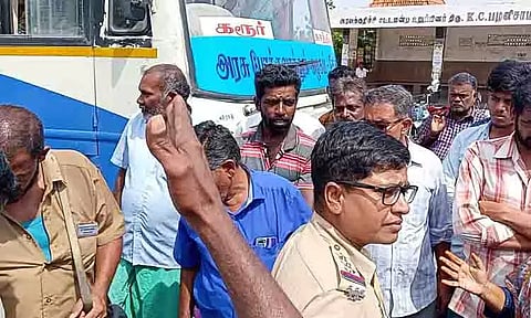 பயணிகளை ஏற்ற மறுத்த அரசு பஸ் சிறைபிடிப்பு