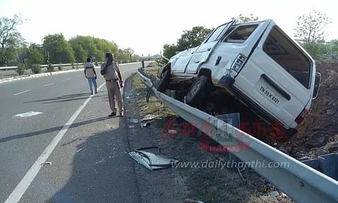 சாலையோர தடுப்பு கம்பியில் ஏறிய கார்