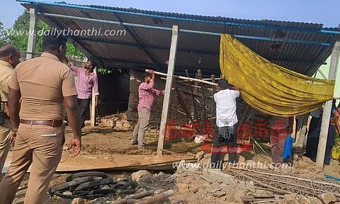 2 பெண்கள் தீக்குளிக்க முயன்றதால் பரபரப்பு