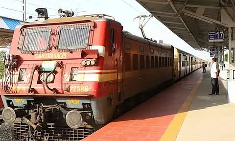 அனந்தபுரி எக்ஸ்பிரஸ் உள்ளிட்ட ரெயில்கள் தாமதம்