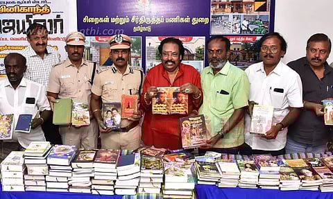 மத்திய சிறைக்கு புத்தகங்கள் வழங்கிய ரஜினி ரசிகர்கள்