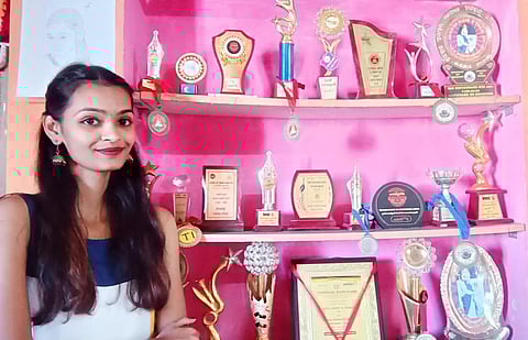 ஆங்கிலத்தில் 350 கவிதை புத்தகங்களை எழுதி வெளியிட்ட தமிழ் மாணவி