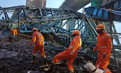 மராட்டியம்: எக்ஸ்பிரஸ் சாலை அமைக்கும் பணியின்போது கிரேன் எந்திரம் விழுந்து 17 பேர் பலி