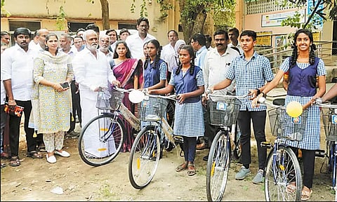 ஒரே நாளில் 8,747 மாணவ-மாணவிகளுக்கு விலையில்லா சைக்கிள்கள் அமைச்சர் சேகர்பாபு வழங்கினார்
