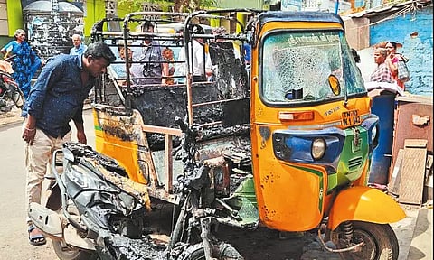 ஆட்டோ, மோட்டார் சைக்கிள் எரிந்து நாசம்