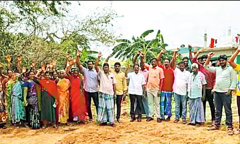 குடியிருப்பு பகுதியில் செல்போன் கோபுரம் அமைக்க கிராம மக்கள் எதிர்ப்பு