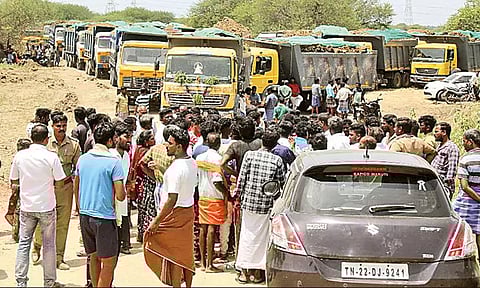 ஏரியில் அளவுக்கு அதிகமாக மண் அள்ளுவதை கண்டித்து லாரிகளை சிறைப்பிடித்து கிராம மக்கள் போராட்டம்