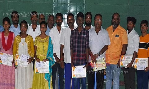 அதிக மதிப்பெண்கள் பெற்ற மாணவர்களுக்கு பரிசு