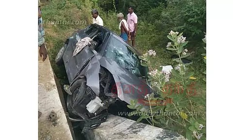 சிறுபாலத்தில் கார் மோதி காஞ்சீபுரம் ஆசிரியை பலி