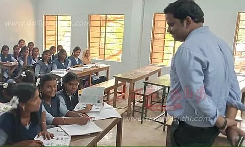 பழுதடைந்த அரசு பள்ளி கட்டிடம்