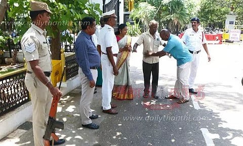 சட்டசபை வாசலில் காவலர்கள் தீவிர சோதனை