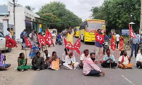 மலைவாழ் மக்கள் சாலை மறியல்