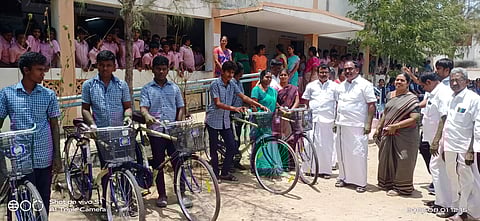 அரசு பள்ளி மாணவர்களுக்கு விலையில்லா சைக்கிள்