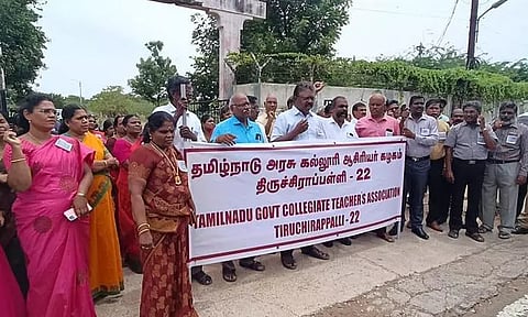 தமிழ்நாடு அரசு கல்லூரி ஆசிரியர் கழகத்தினர் ஆர்ப்பாட்டம்