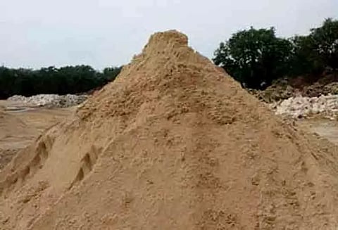 வீரசோழன் ஆற்றில் மணல் திருட்டு