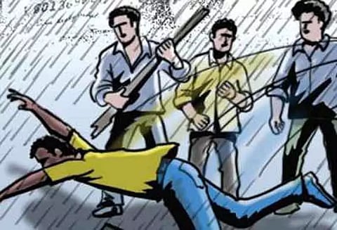 கட்டிட அறையில் அடைத்து வைத்துநிதி நிறுவன ஊழியர் மீது தாக்குதல்; சிறுவன் உள்பட 4 பேர் கைது