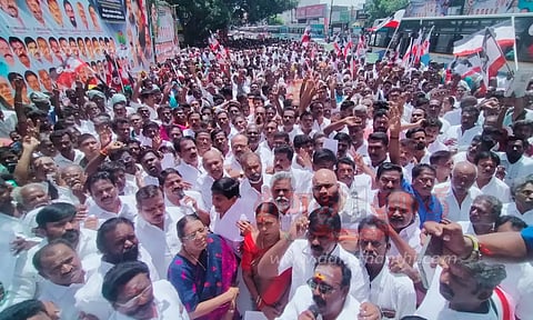 திருமங்கலத்தில் ஓ.பன்னீர்செல்வம் அணியினர் ஆர்ப்பாட்டம்