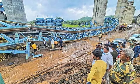 மும்பை அருகே பாலம் கட்டும் பணியின்போது ராட்சத கிரேன் சரிந்து 20 பேர் பலி