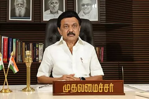 கிரேன் விபத்தில் உயிரிழந்த 2 தமிழர்களின் குடும்பத்தினருக்கு ரூ.3 லட்சம் நிதியுதவி - முதல்-அமைச்சர் மு.க.ஸ்டாலின் அறிவிப்பு