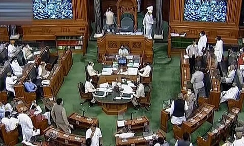 எதிர்க்கட்சிகள் தொடர் அமளி: மக்களவை மதியம் வரை ஒத்திவைப்பு