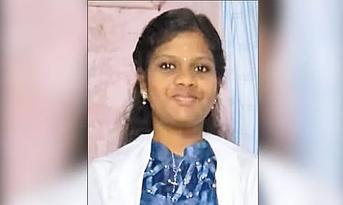 ரெயிலில் அடிபட்டு பலியான சம்பவத்தில் திருப்பம் - காதல் விவகாரத்தில் என்ஜினீயரிங் மாணவி தற்கொலையா?