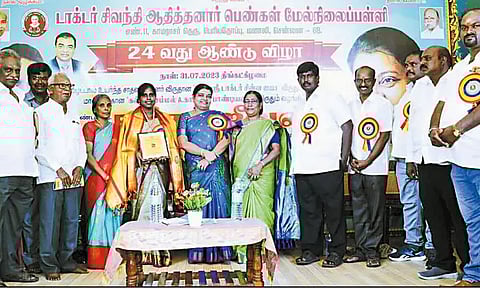 மணலி டாக்டர் சிவந்தி ஆதித்தனார் பள்ளி ஆண்டு விழா - அமைச்சர் கீதாஜீவன் விருதுகள் வழங்கினார்