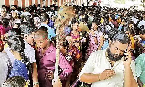 சிறுவாபுரி முருகன் கோவிலில் பக்தர்கள் குவிந்தனர்
