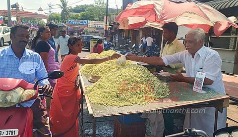 திருவாரூர் கடைவீதியில் மக்கள் கூட்டம் அலைமோதியது