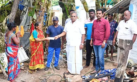 தீ விபத்தில் பாதிக்கப்பட்டவர்களுக்கு நிதி உதவி