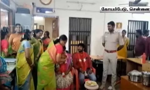 கோயம்பேடு காவல்நிலையத்தில் கர்ப்பிணி காவலருக்கு வளைகாப்பு விழா