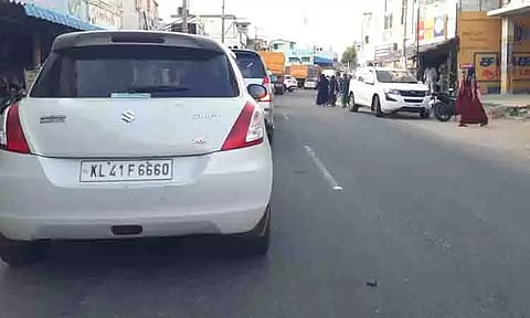 சாலையோரங்களில் நிறுத்தப்பட்டிருந்த வாகனங்களால் போக்குவரத்து நெரிசல்