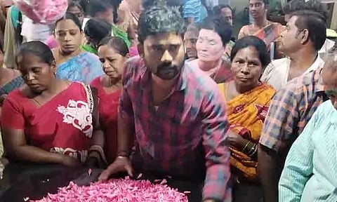 கரூரில் பூக்களின் விலை கிடுகிடு உயர்வு