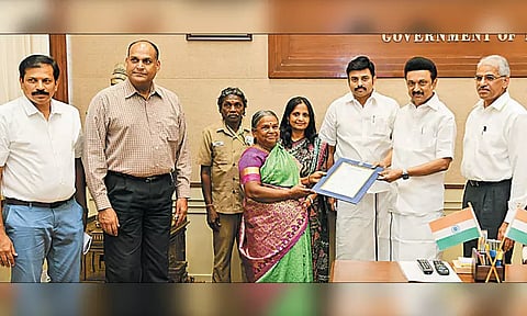 முதல் பெண் யானை பராமரிப்பாளராக பெள்ளி நியமனம்; முதல்-அமைச்சர் மு.க.ஸ்டாலின் ஆணை வழங்கினார்