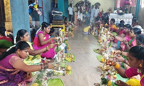 முத்துமாரியம்மன் கோவிலில் விளக்கு பூஜை