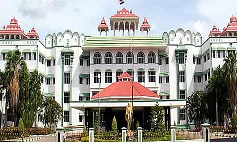 ஐகோர்ட்டு உத்தரவை செயல்படுத்தாத நெடுஞ்சாலைத்துறை செயலாளருக்கு 2 வாரம் சிறை