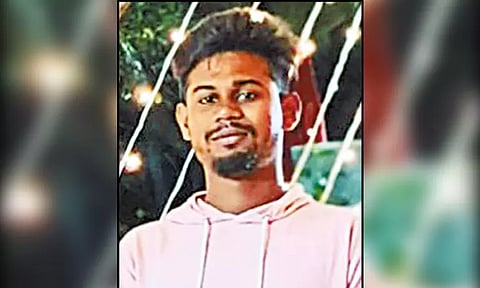 சாலை விபத்தை வேடிக்கை பார்த்த வாலிபர் கிரேன் மோதி பலி