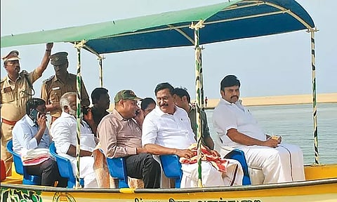 பழவேற்காடு முகத்துவார பணி நிறுத்தப்பட்டதாக புகார்வனத்துறை அமைச்சர் நேரில் ஆய்வு