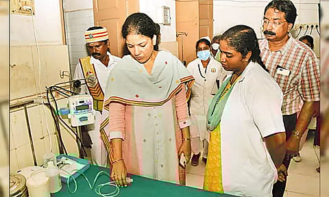 ஆக்சிஜன் முககவசத்துக்கு 'டீ கப்பை' பயன்படுத்திய விவகாரம்: உத்திரமேரூர் அரசு ஆஸ்பத்திரியில் கலெக்டர் ஆய்வு