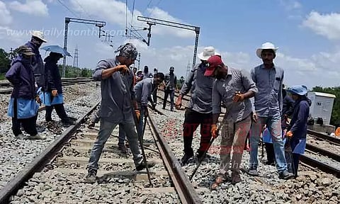 ரெயில்வே தண்டவாளத்தை சீரமைக்கும் பணி