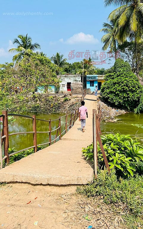 10 ஆண்டுகளாக பழுதடைந்த நடைபாலத்தை பயன்படுத்தி வரும் மக்கள்