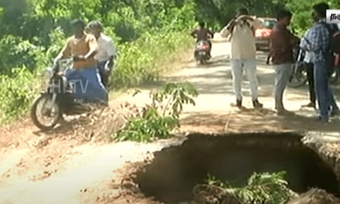 தஞ்சை- குடிநீர் குழாயில் திடீர் கசிவு: 20 அடி பள்ளத்தால் போக்குவரத்து பாதிப்பு